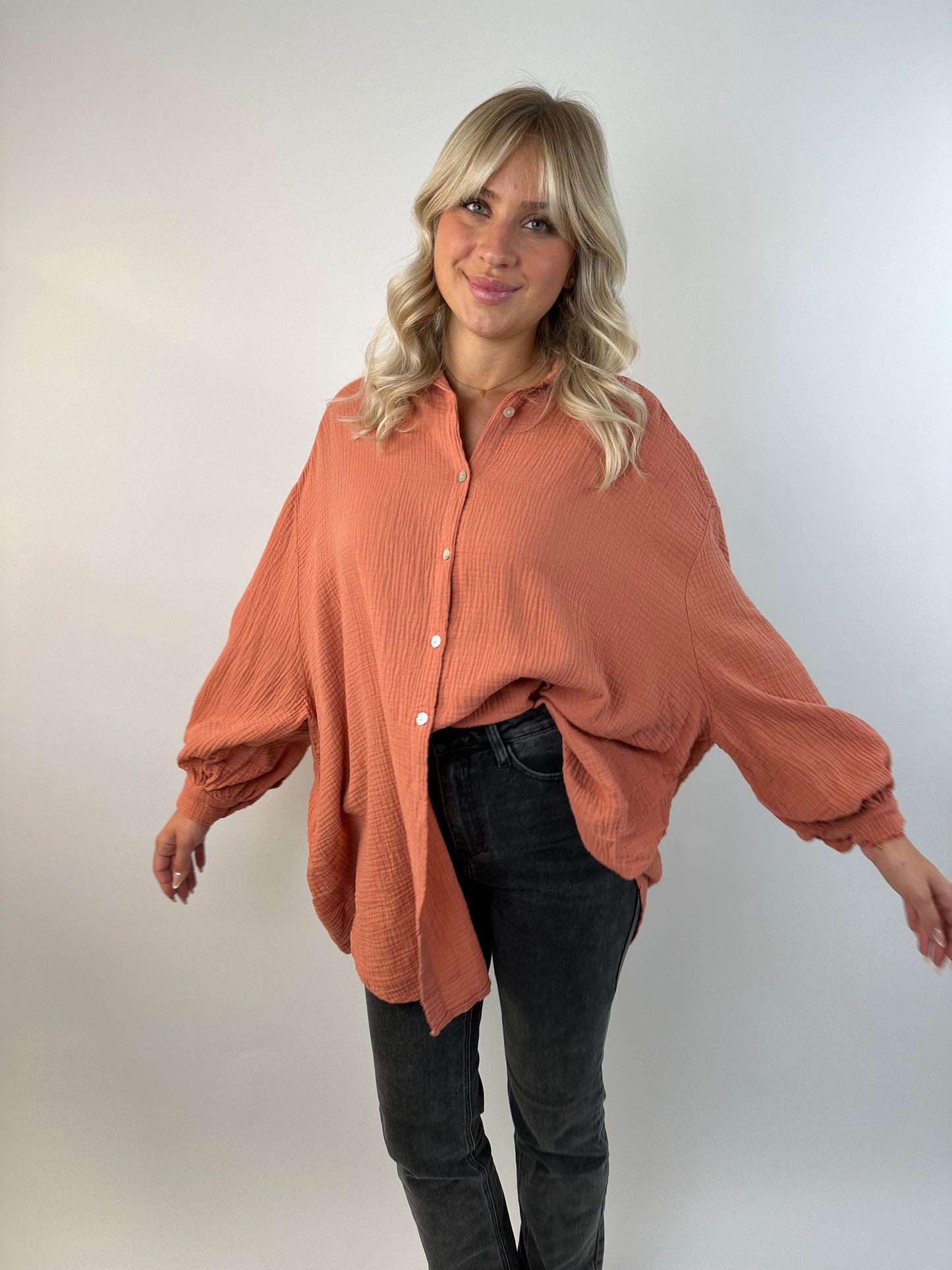 Tindra | Oversized skjortebluse i musselinbomuld