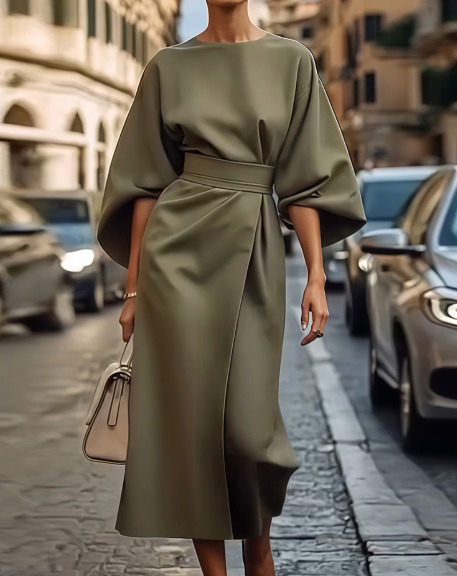 Milena | Elegant Midiklänning med Markerad Midja