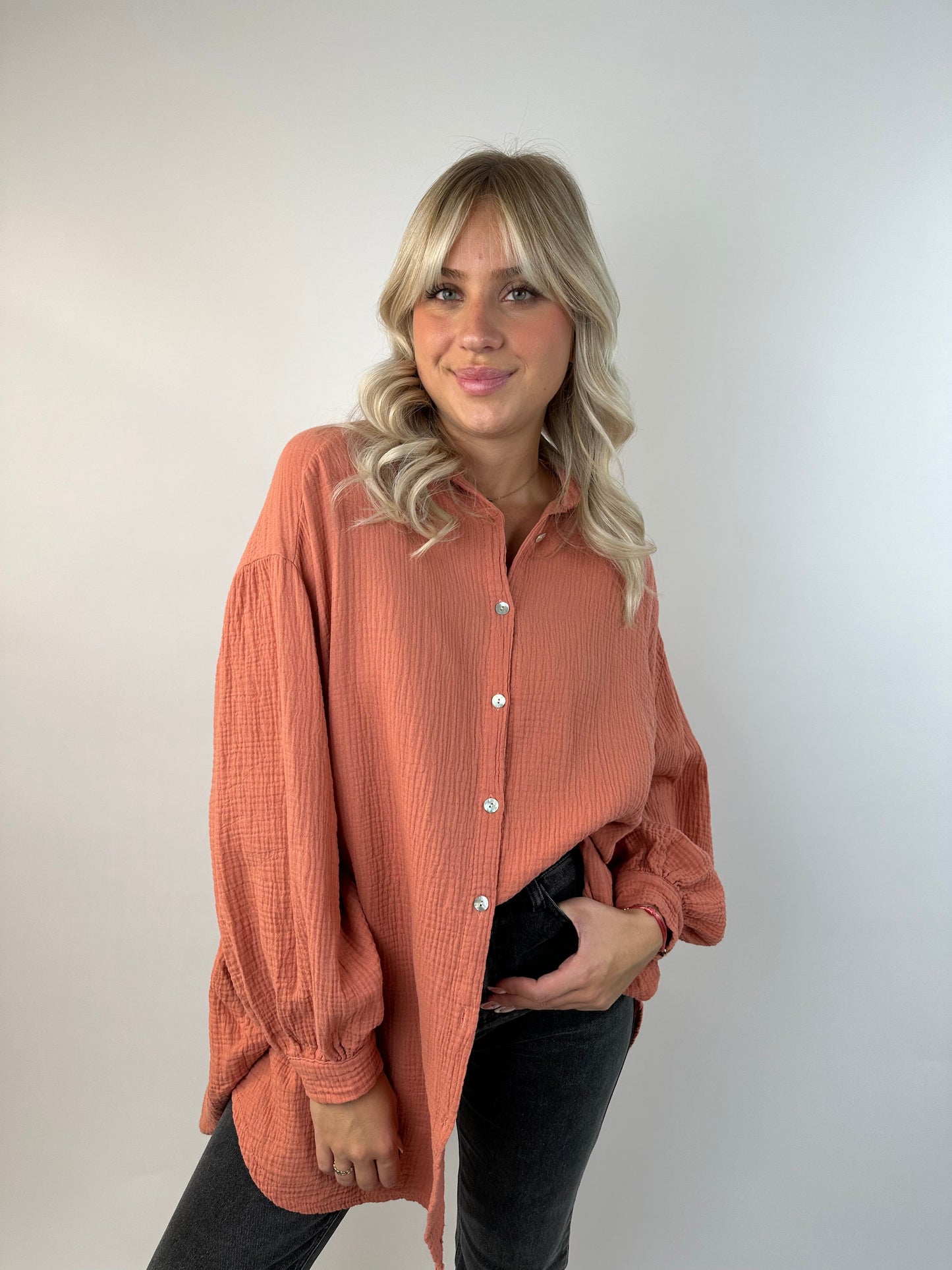 Tindra | Oversized skjortebluse i musselinbomuld
