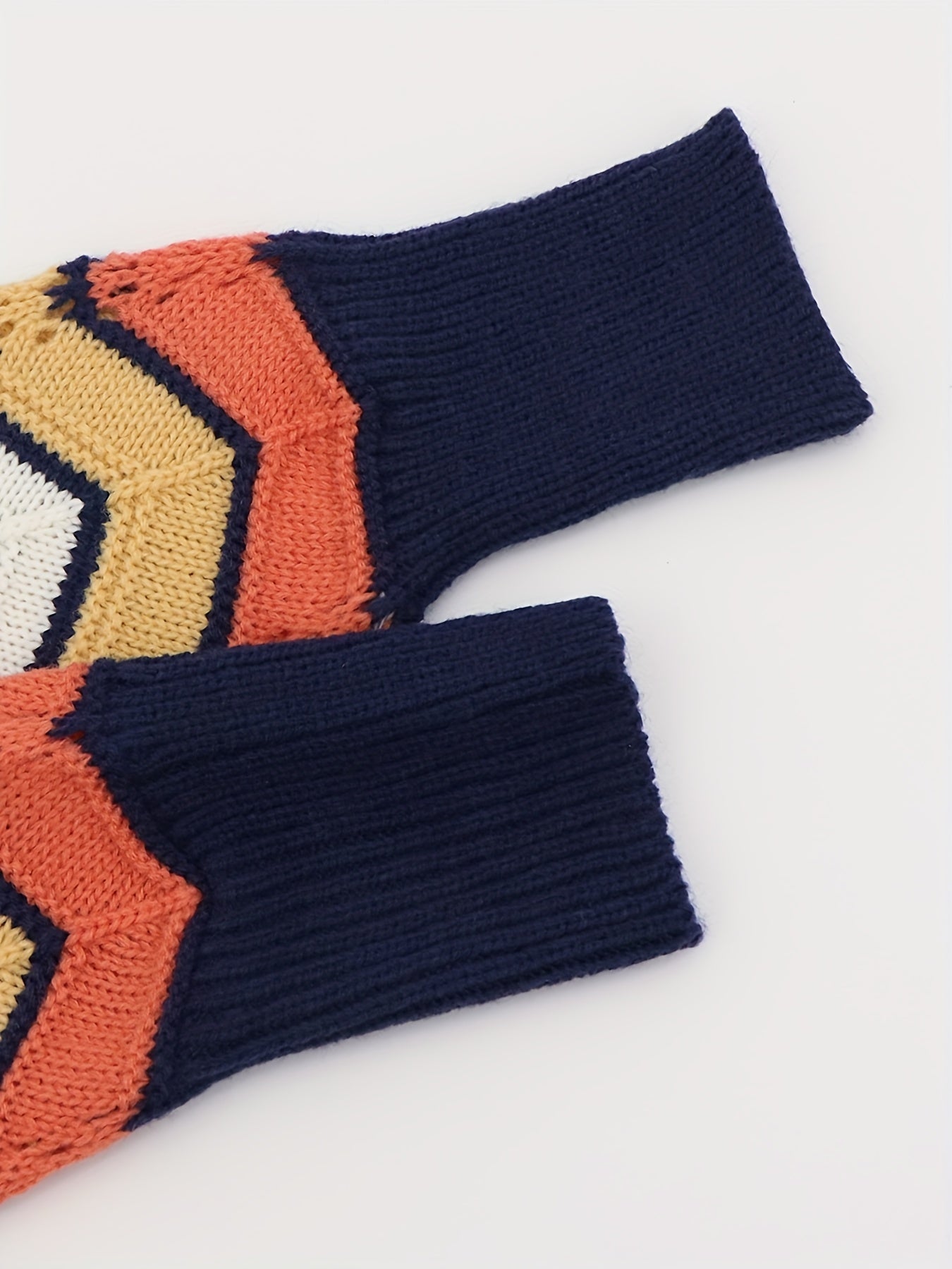 Märta Tröja med Linjär Design – Modern Stickad Damtröja