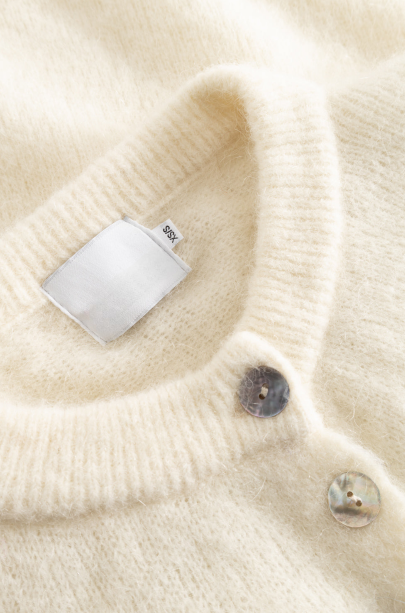 Ester Stickad Cardigan Oyster – Mysig och Lätt Damtröja