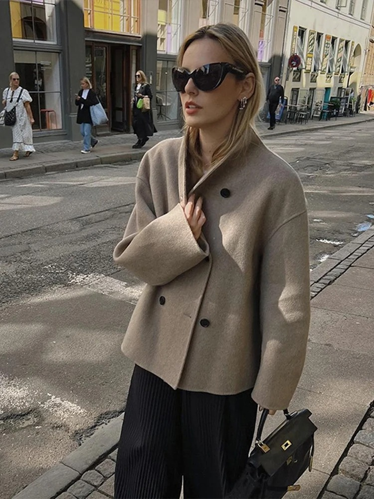 Astrid – Kort Trenchrock för Kvinna – Överdimensionerad Högkvalitativ Tygjacka
