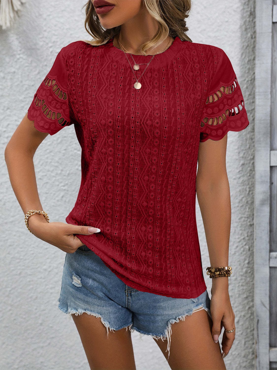Stina | Short-sleeved top with round neckline, loops and wavy hem