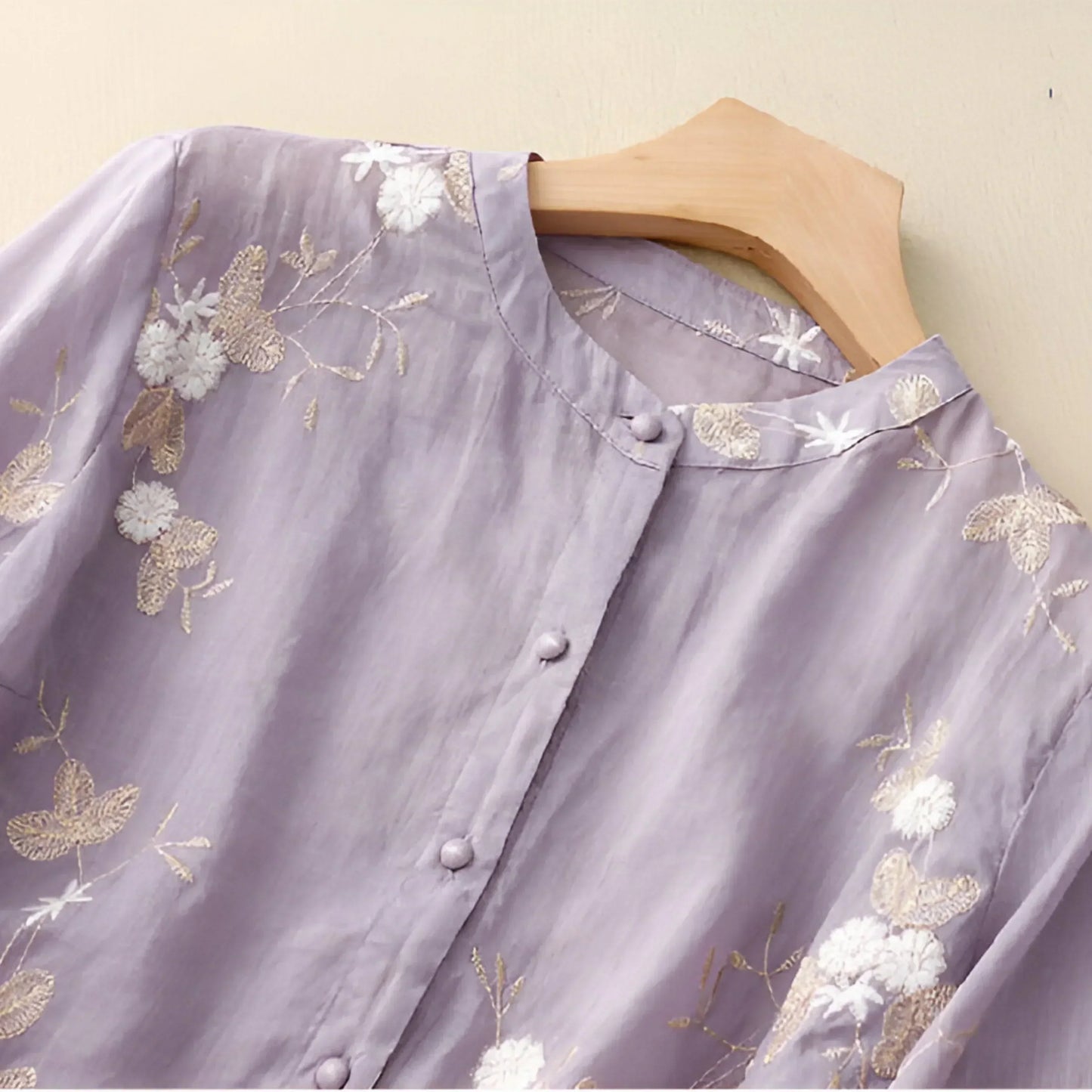 Wilma | Embroidered blouse with buttons in front