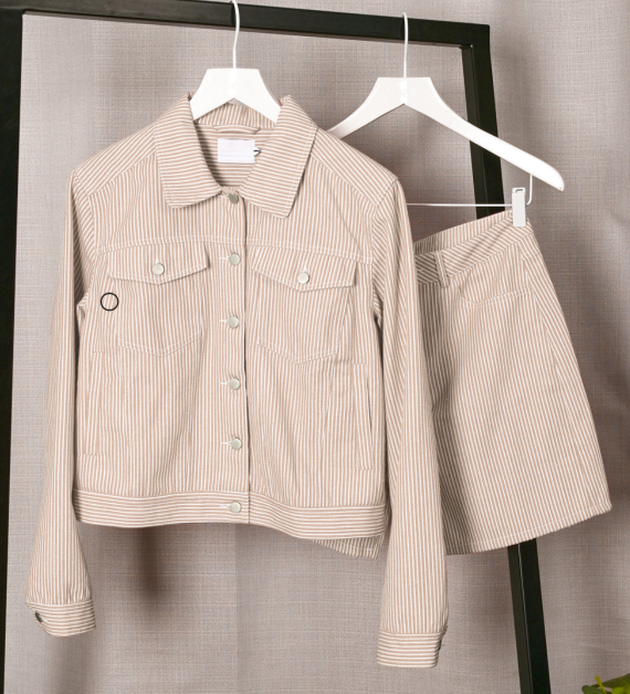 Josefin Sawyer Jacka Beige/Vit – Trendigt och Lätt Damytterplagg