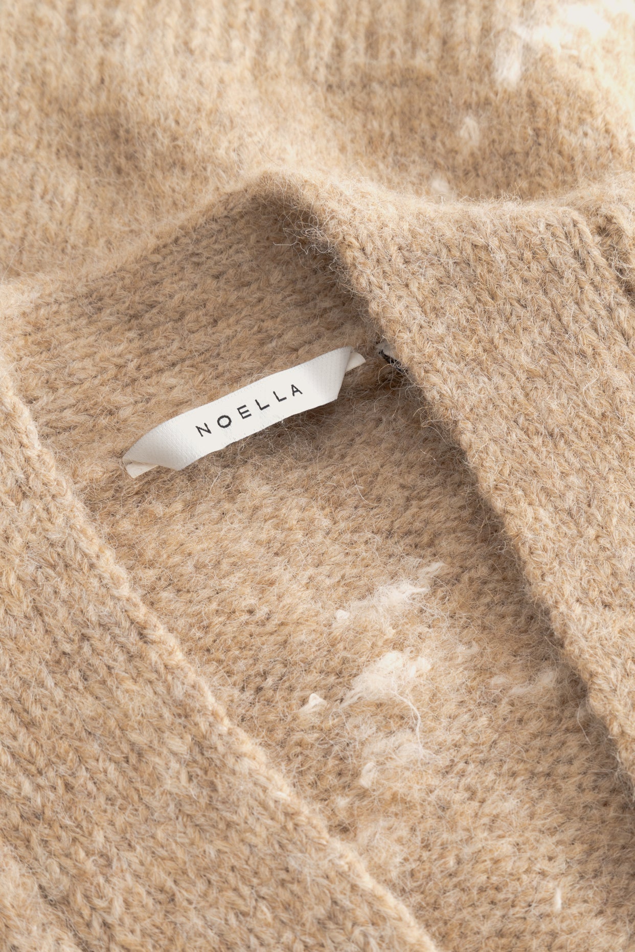 Annika Strikket Cardigan i Sand Melange – Elegant Trøje til Hverdagslag