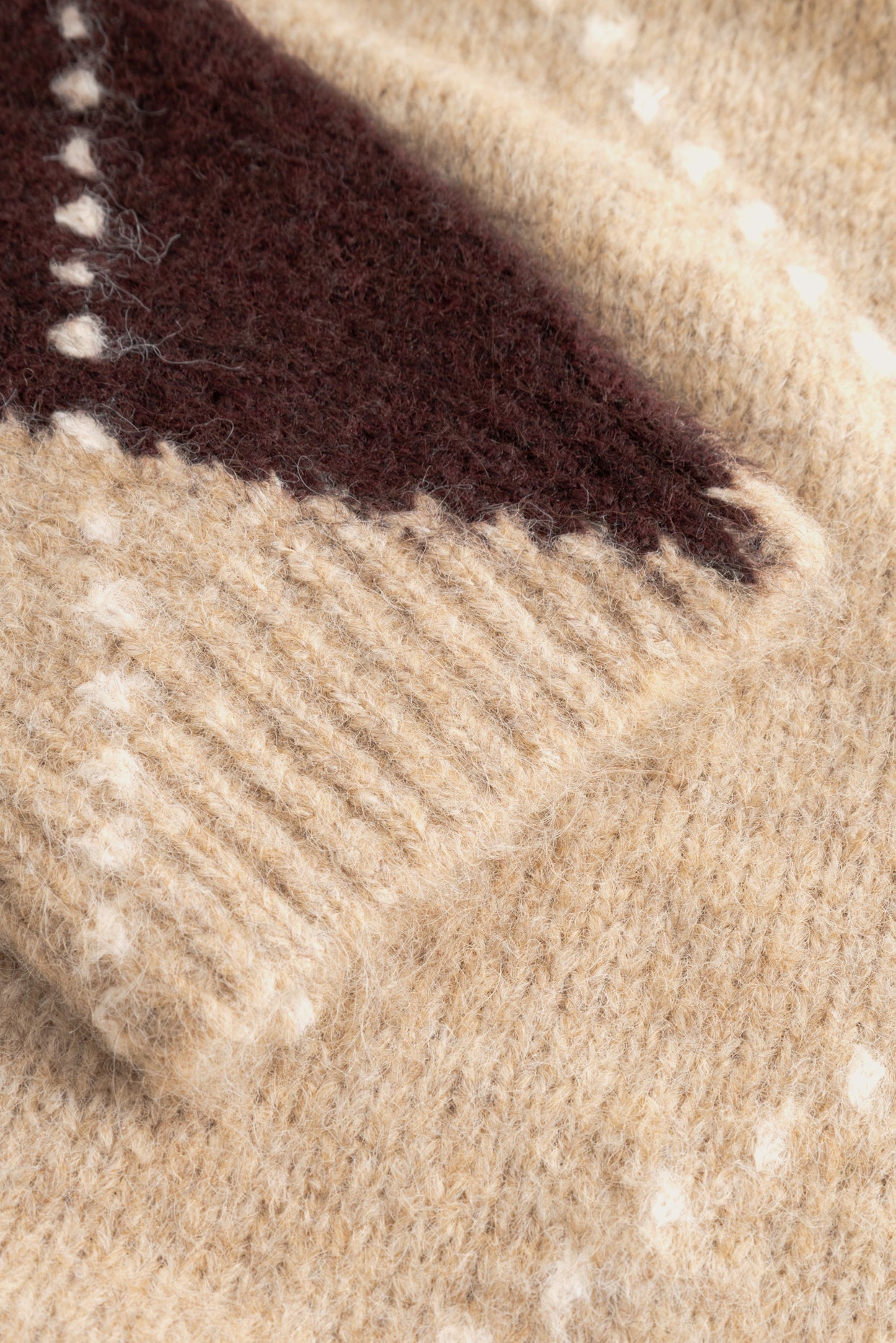 Annika Strikket Cardigan i Sand Melange – Elegant Trøje til Hverdagslag