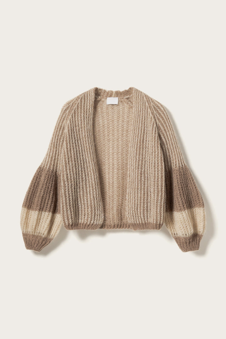 Frida Stickad Cardigan Cozy Brown – Mjuk och Varm Damtröja