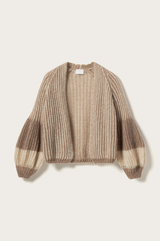 Frida Stickad Cardigan Cozy Brown – Mjuk och Varm Damtröja