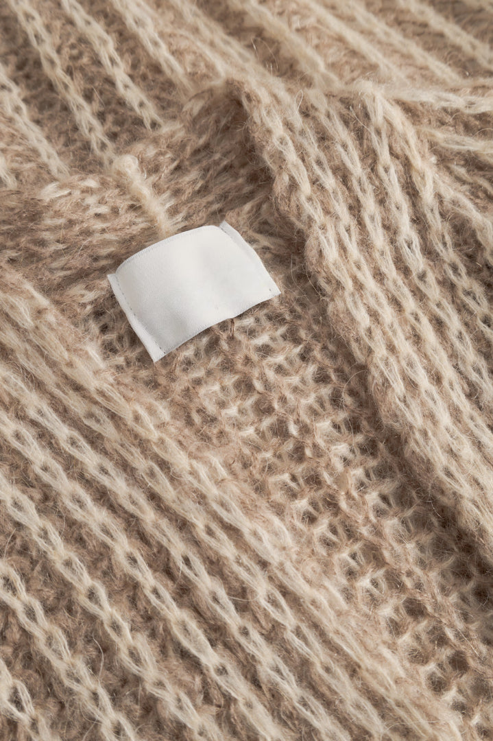 Frida Stickad Cardigan Cozy Brown – Mjuk och Varm Damtröja