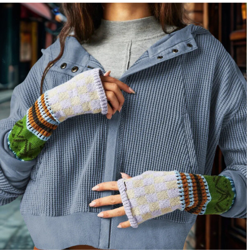Solvía – Mjuk Vågig Stickad Dam Hoodie med Tryckknappar i Avkortad Passform