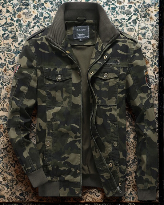 Arnfinn – Veste bomber camouflage élégante avec col côtelé et poignets ainsi que poches à boutons