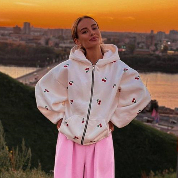 Solenne Damehættetrøje med lynlås – Kirsebærmønstret sweatshirt