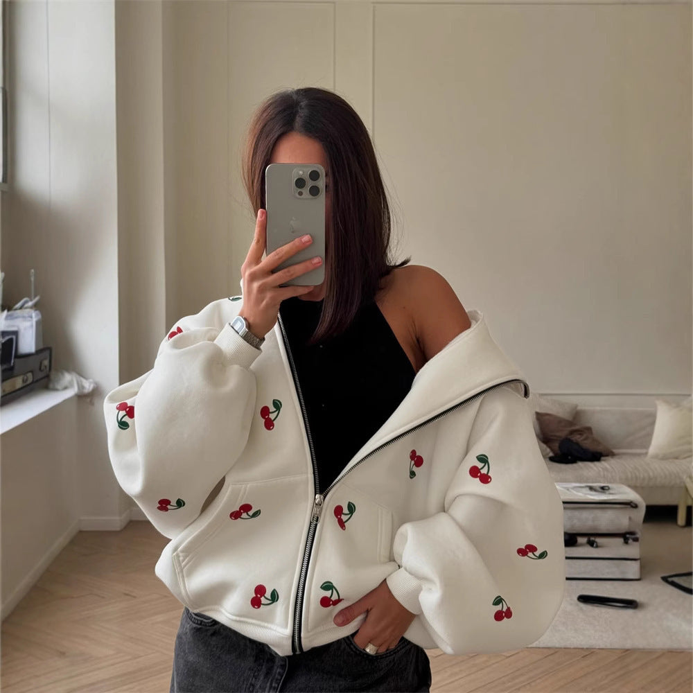 Solenne Damehættetrøje med lynlås – Kirsebærmønstret sweatshirt
