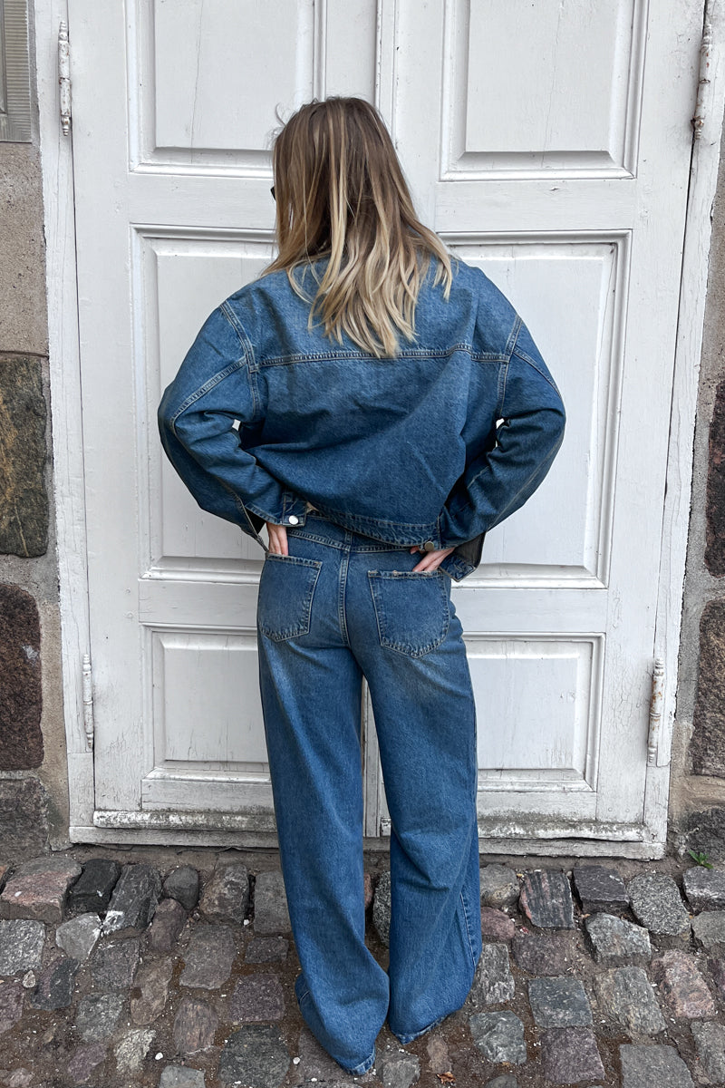 Gunilla Denimjacka – Klassisk Damjacka i Blå Vintage Wash-stil
