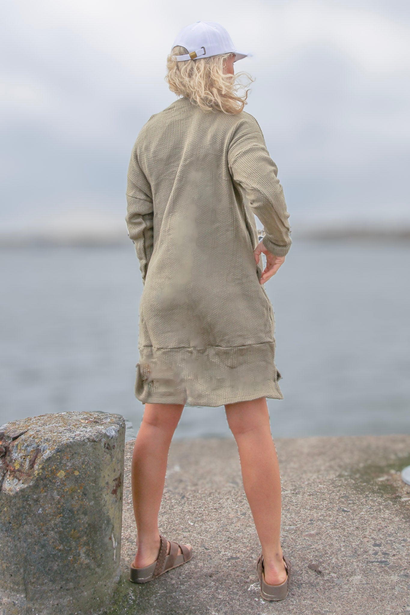Briseis Grøn Strikket Sweaterkjole – Rygdetalje med Løs Pasform til Kvinder