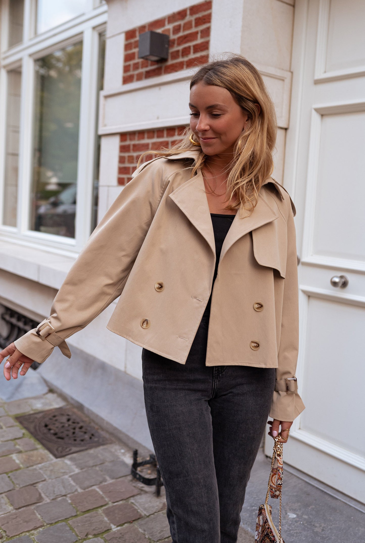 Gunilla | Cropped trench coat with belt at the cuffs