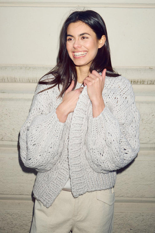 Cardigan tricoté Dagmar – Cardigan classique pour femme en sable gris pour automne et hiver