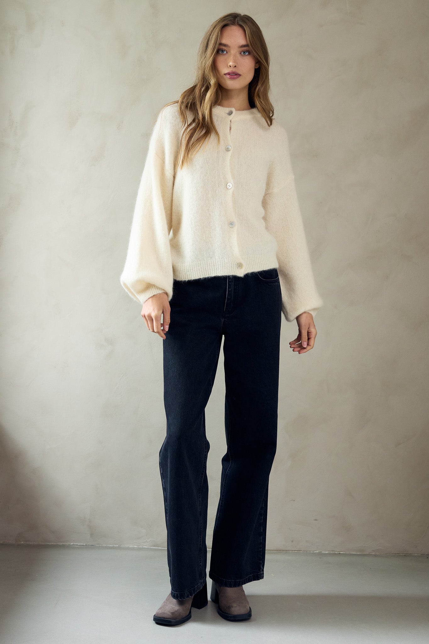 Ester Stickad Cardigan Oyster – Mysig och Lätt Damtröja