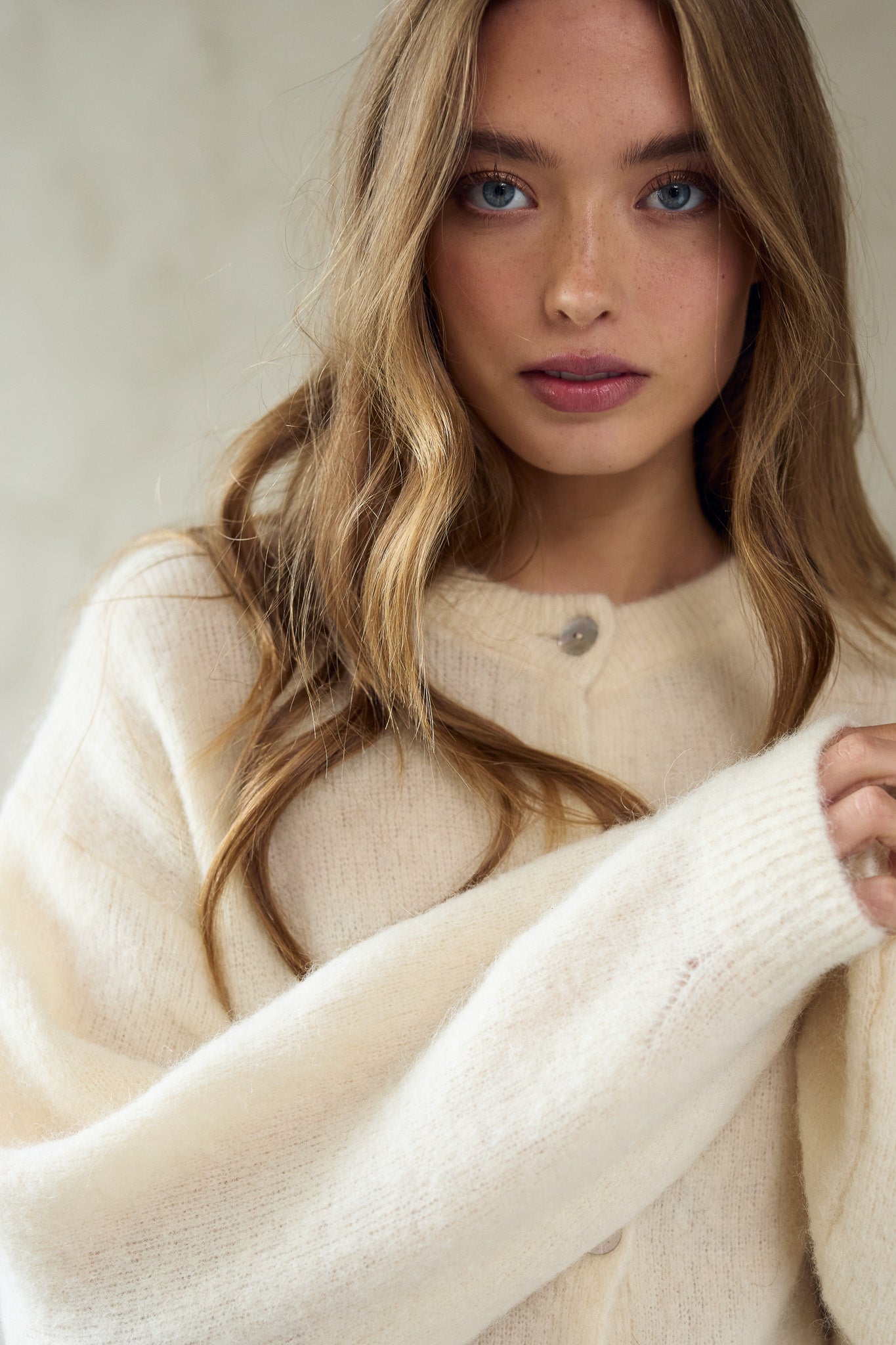 Ester Stickad Cardigan Oyster – Mysig och Lätt Damtröja