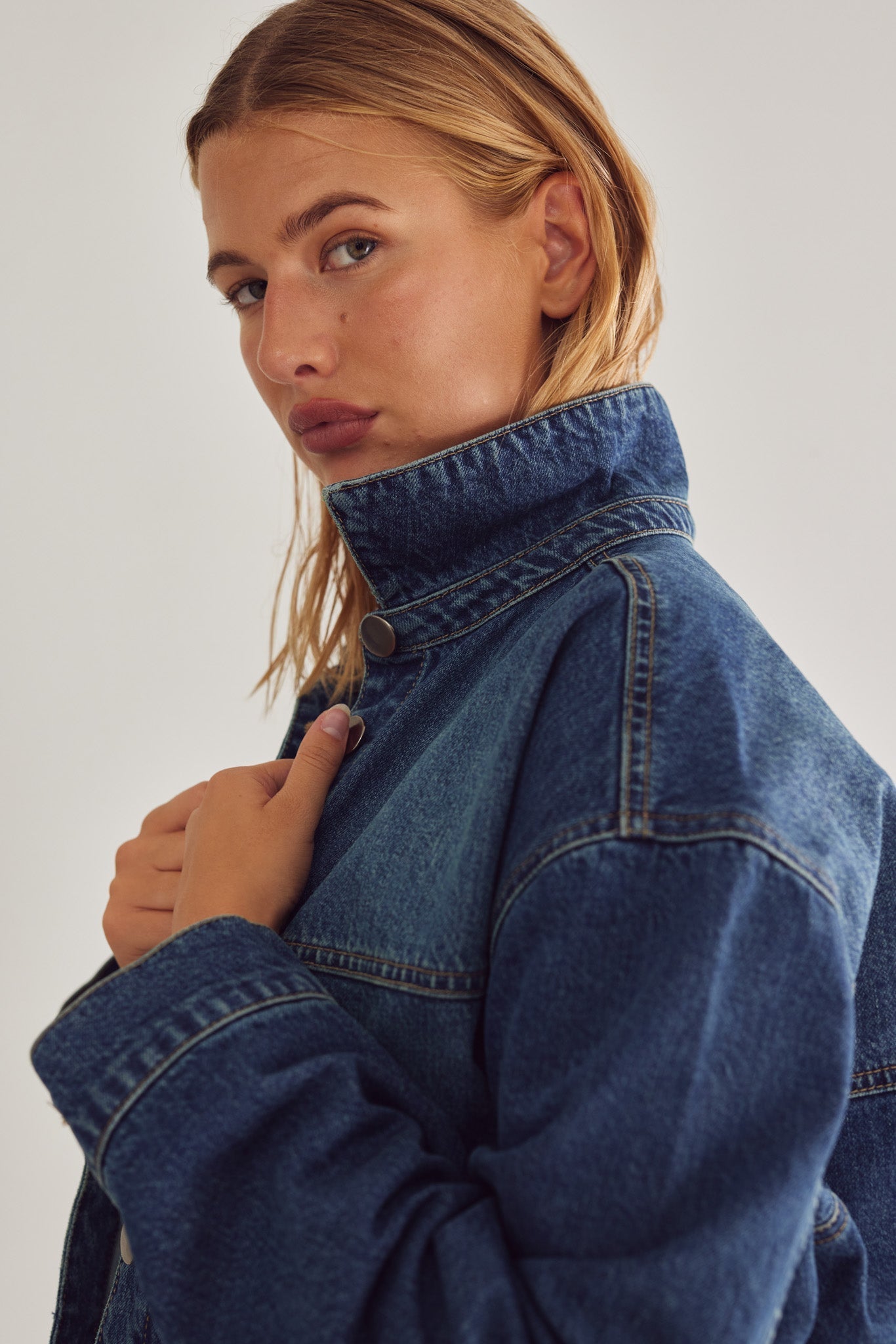 Gunilla Denimjacka – Klassisk Damjacka i Blå Vintage Wash-stil
