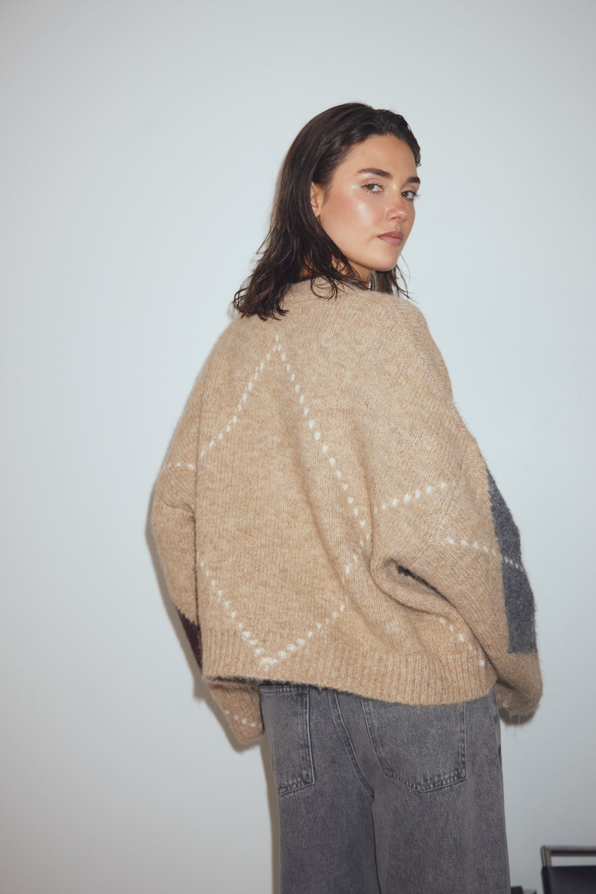 Annika Strikket Cardigan i Sand Melange – Elegant Trøje til Hverdagslag