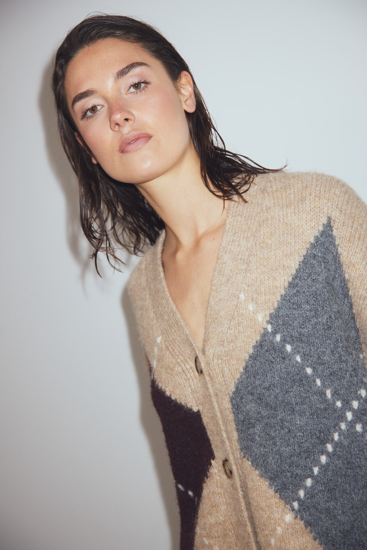 Annika Strikket Cardigan i Sand Melange – Elegant Trøje til Hverdagslag