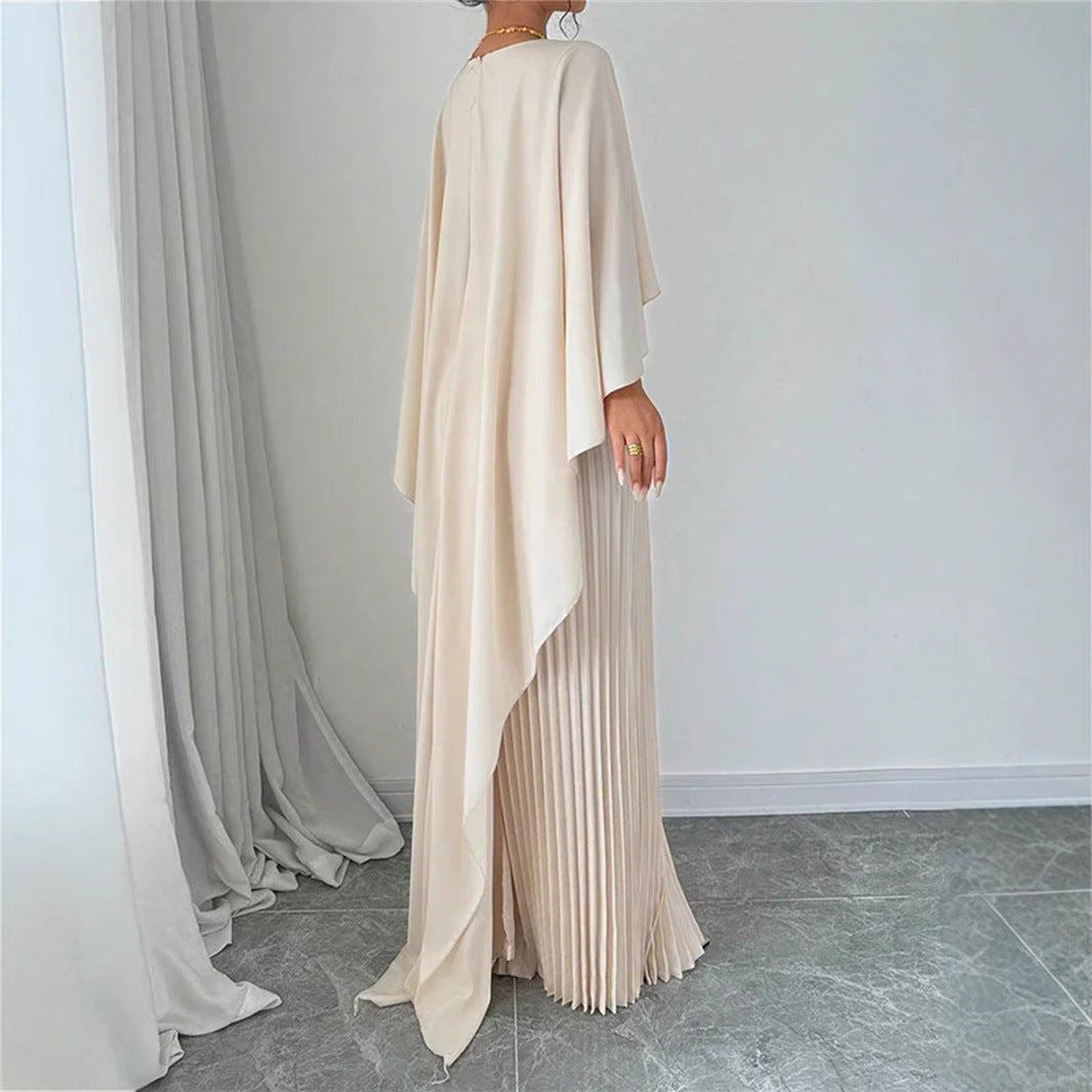 Celéna | Elegant Maxiklänning med Cape och Plisserad Kjol