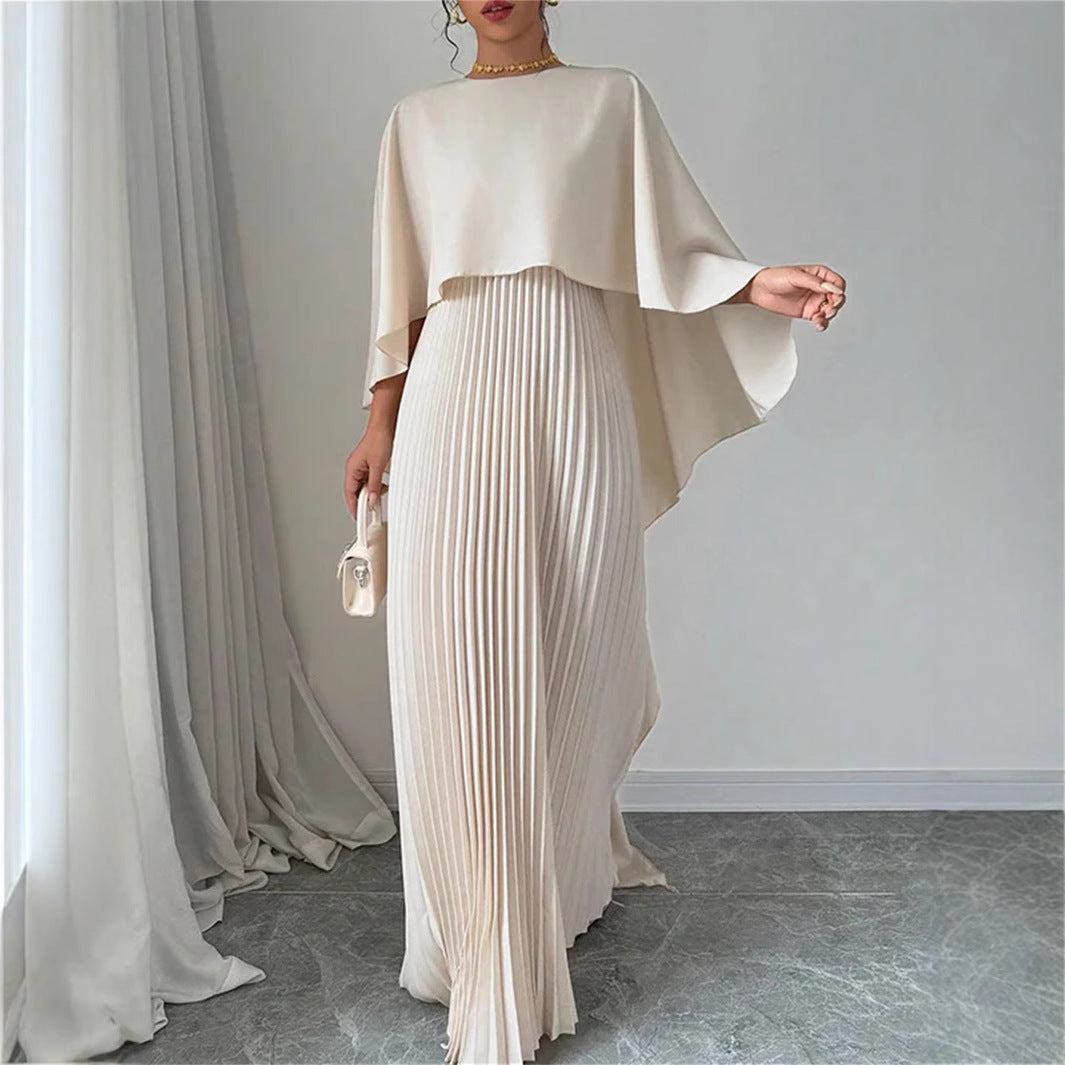 Celéna | Elegant Maxiklänning med Cape och Plisserad Kjol