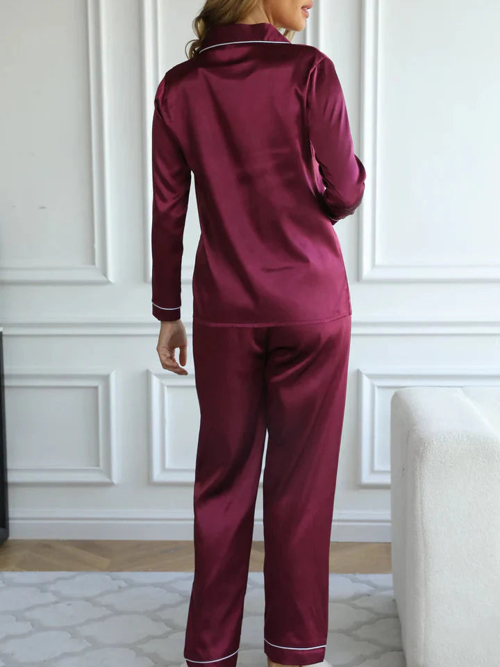 Nellie™ | Satinsyet Pyjamassæt med Klassisk Knapning