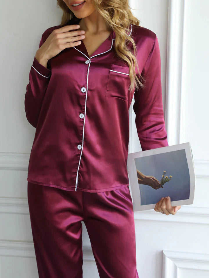 Nellie™ | Satinsyet Pyjamassæt med Klassisk Knapning