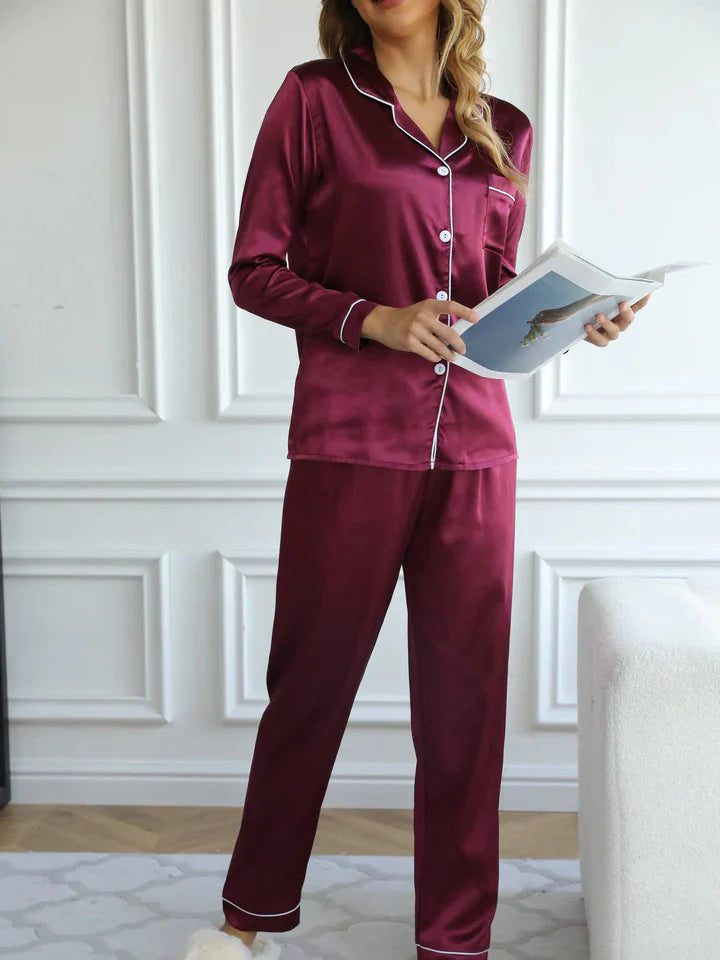 Nellie™ | Satinsyet Pyjamassæt med Klassisk Knapning
