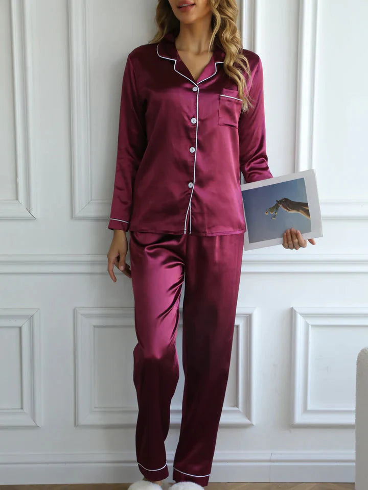 Nellie™ | Satinsyet Pyjamassæt med Klassisk Knapning