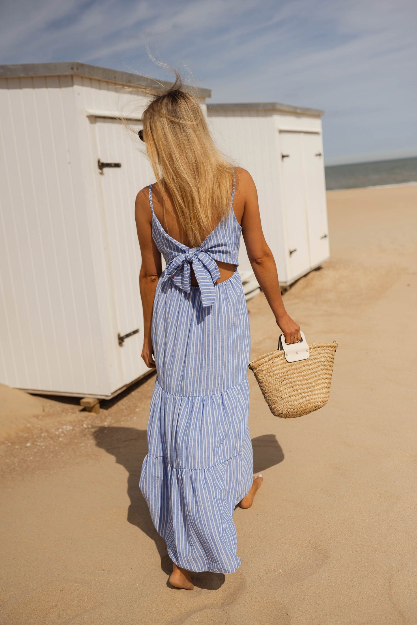 Elira | Summer Dress with Open Back and Romantic Movement