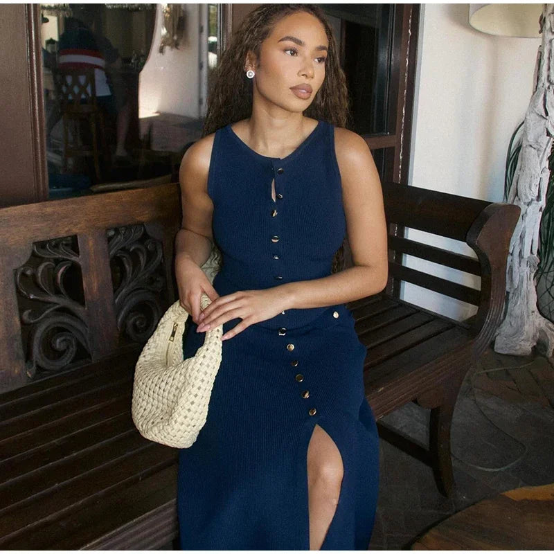 LEONA™ – Summery Knitted Maxi Dress with Buttons and Fitted Silhouette
