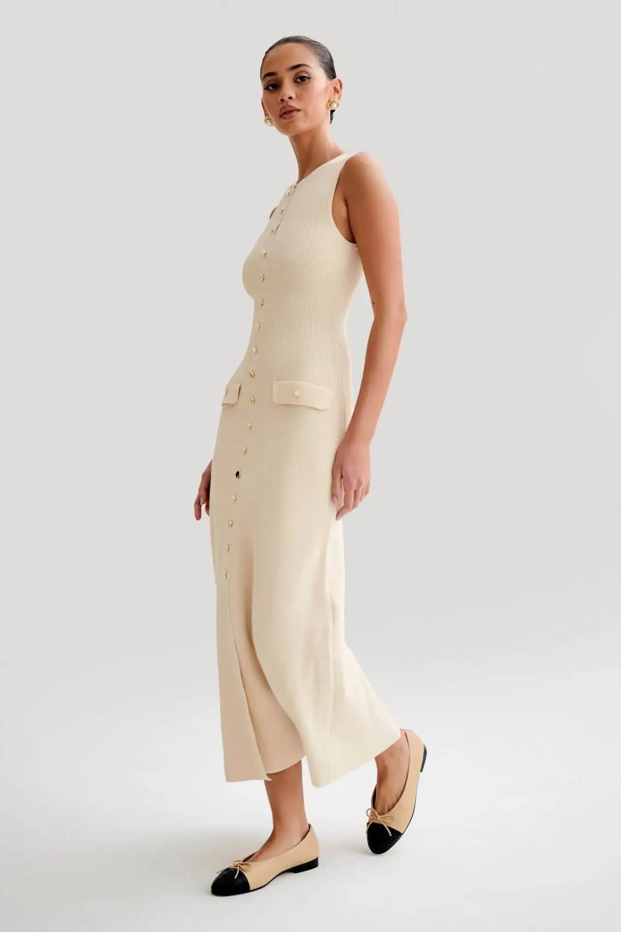 LEONA™ – Summery Knitted Maxi Dress with Buttons and Fitted Silhouette