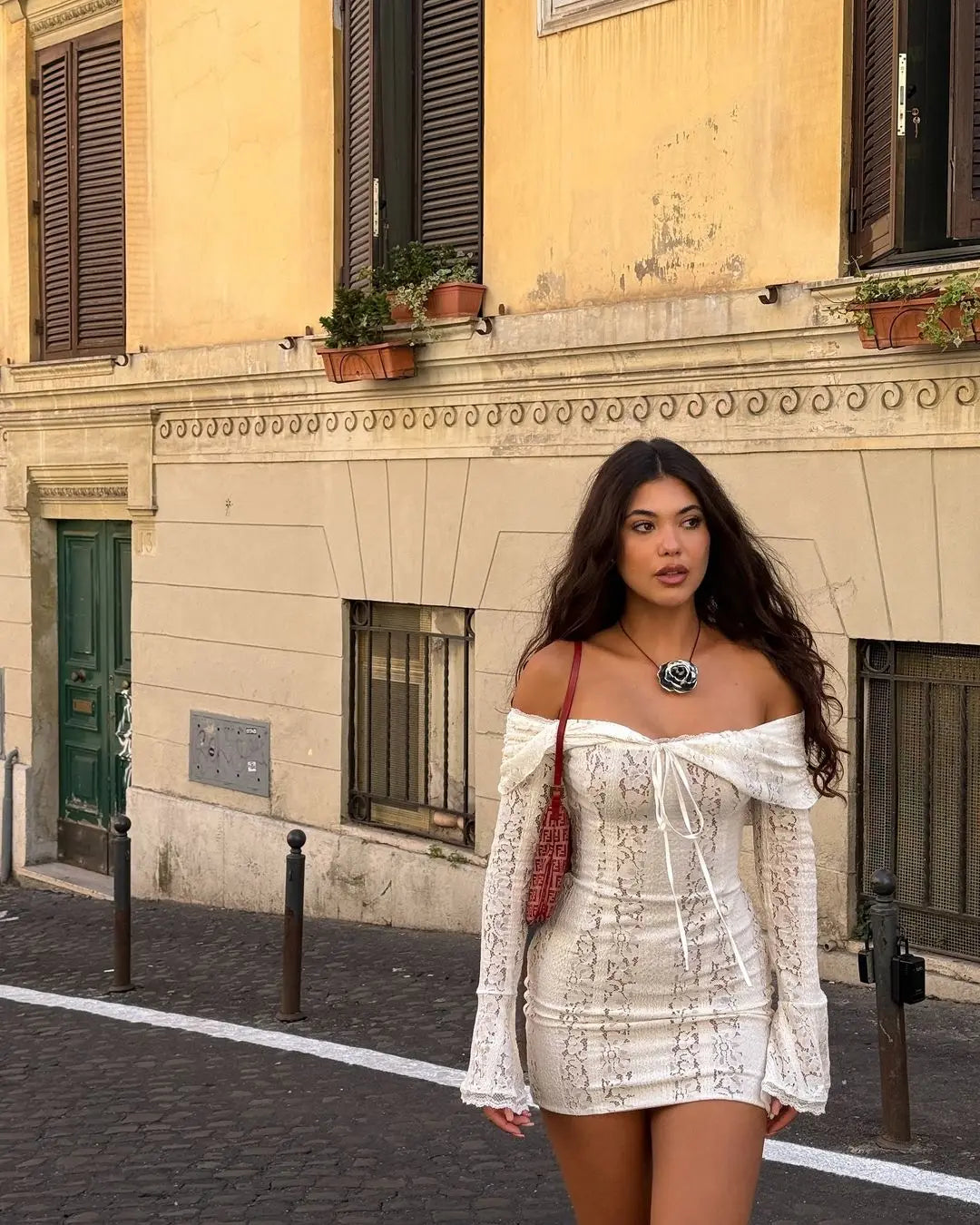 Noelia | Elegant Off-Shoulder Maxiklänning med Spets och Volanger