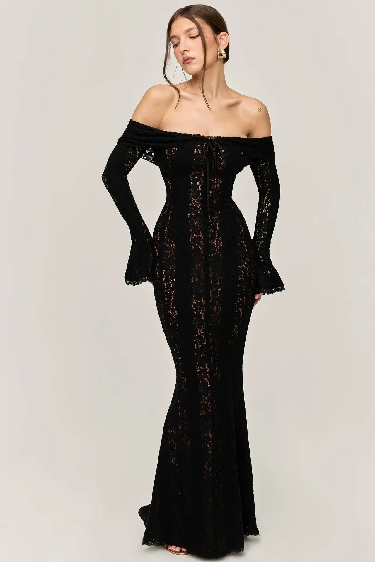 Noelia | Elegant Off-Shoulder Maxiklänning med Spets och Volanger