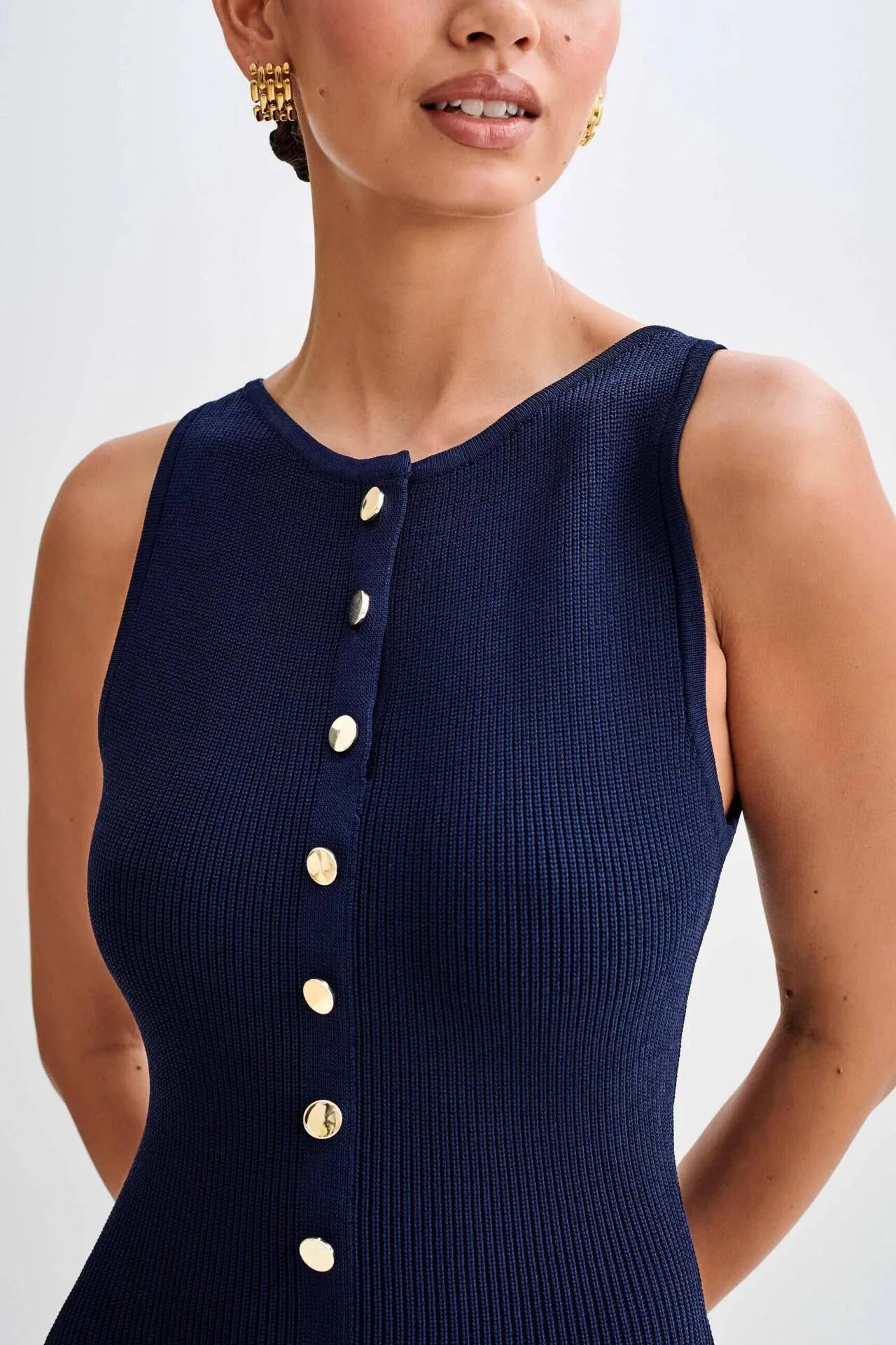 LEONA™ – Summery Knitted Maxi Dress with Buttons and Fitted Silhouette
