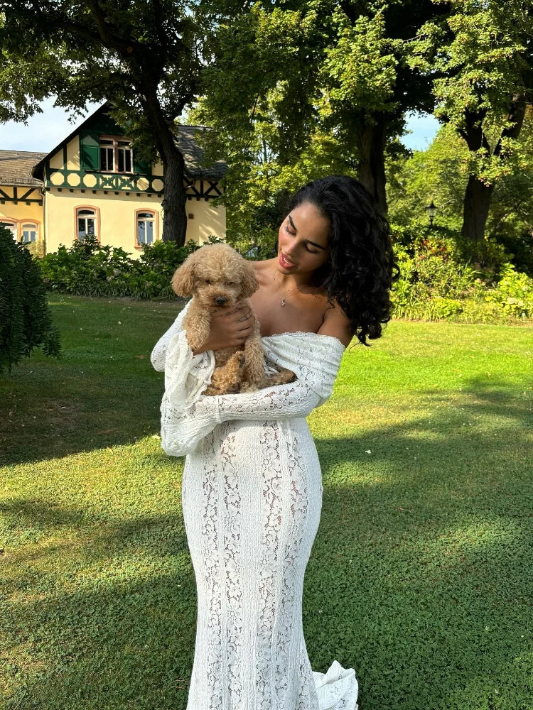 Noelia | Elegant Off-Shoulder Maxiklänning med Spets och Volanger