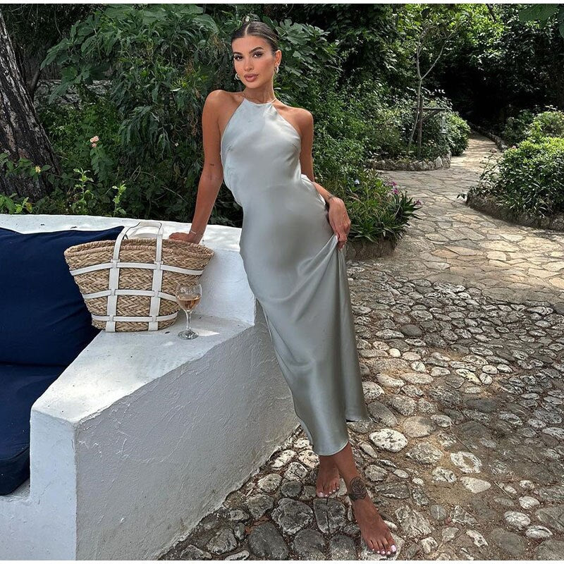 Liora Maxiklänning – Sensuell Elegans med Tunn Axelbandsdesign