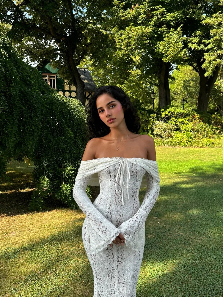 Noelia | Elegant Off-Shoulder Maxiklänning med Spets och Volanger