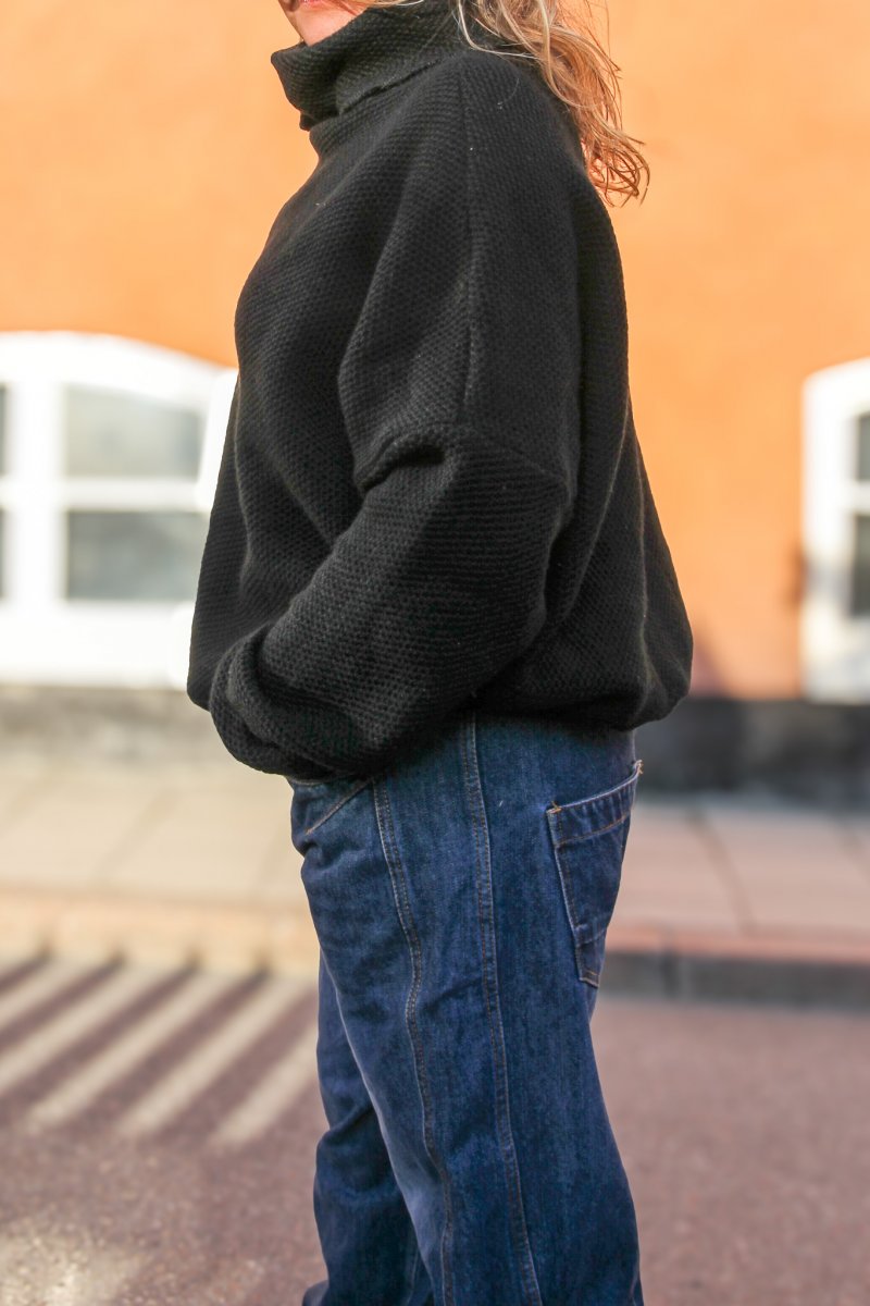 Prisca Sort Poloshirt – Hyggelig Strikketrøje til Kvinder