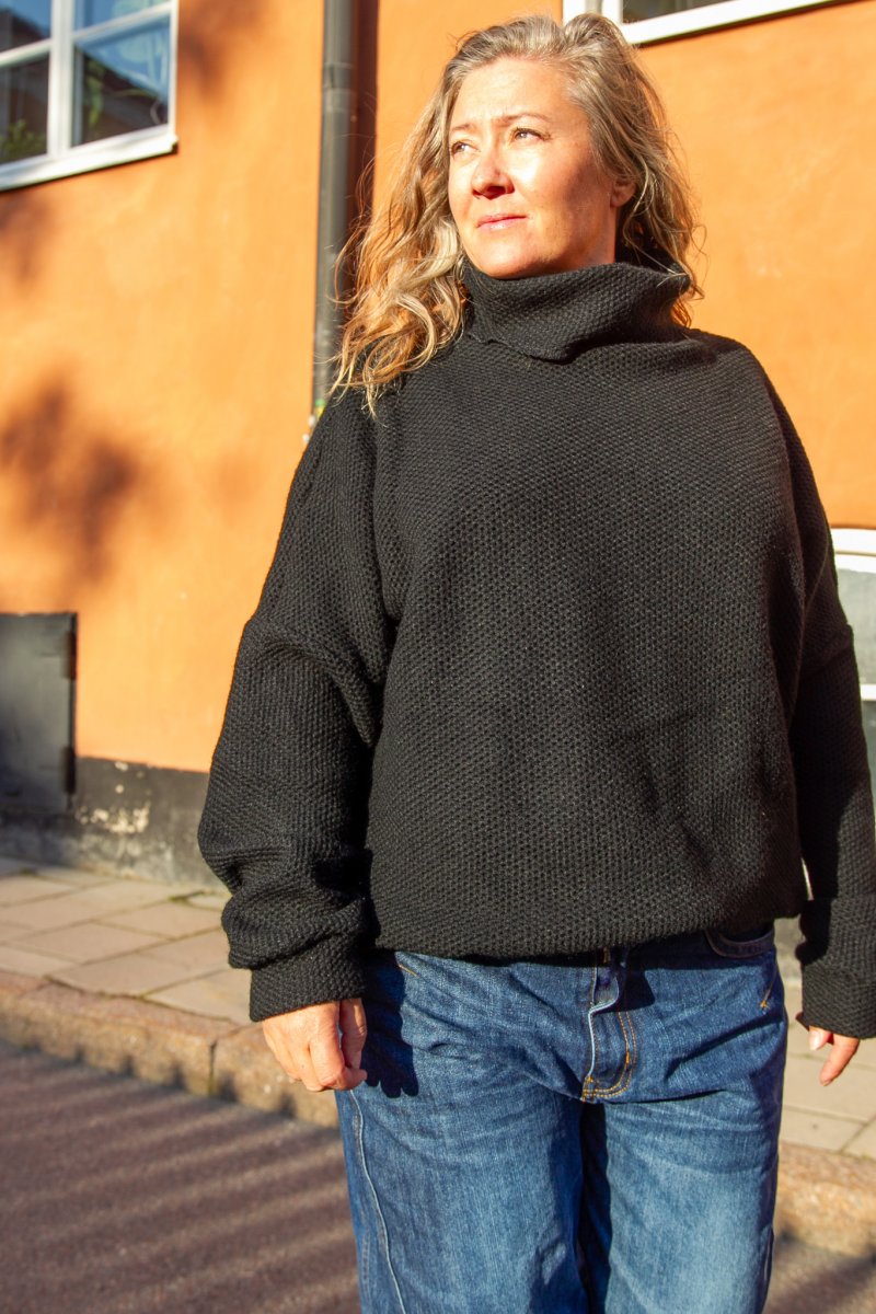 Prisca Sort Poloshirt – Hyggelig Strikketrøje til Kvinder