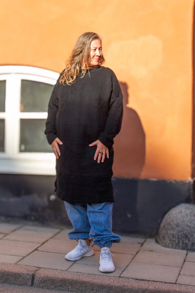Kaelina Sort Strikket Sweaterkjole – Rygdetalje med Løs Pasform til Kvinder