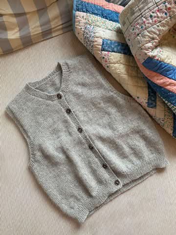 Majora – Stylish women's vest with front buttons and cozy knitting