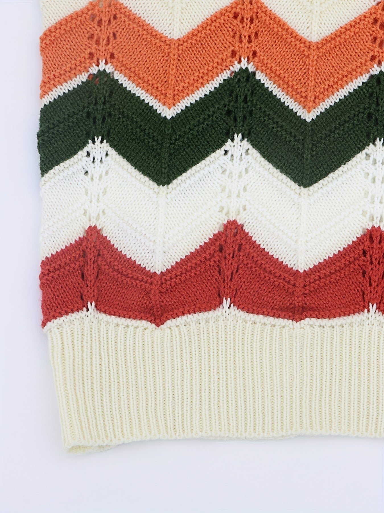 Märta Tröja med Linjär Design – Modern Stickad Damtröja