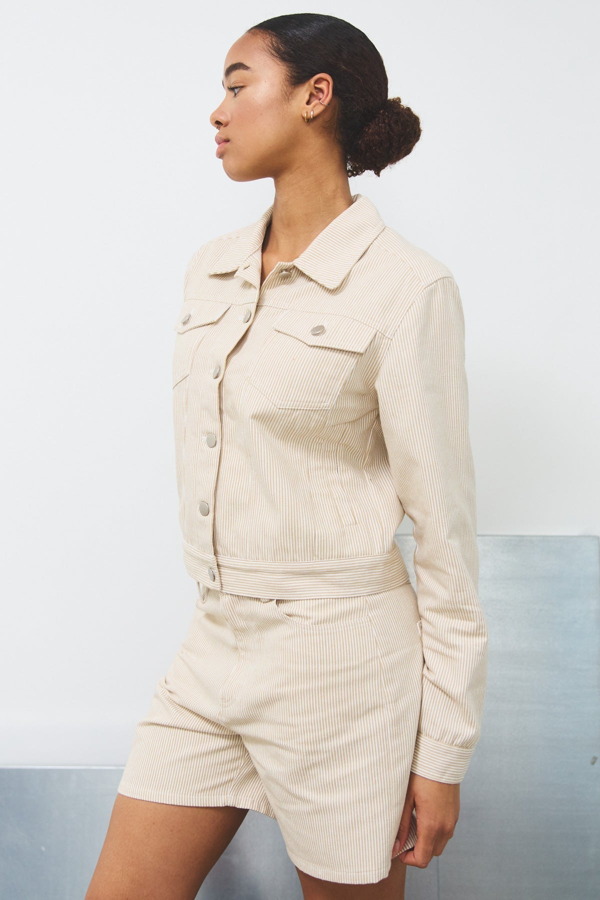 Josefin Sawyer Jacka Beige/Vit – Trendigt och Lätt Damytterplagg