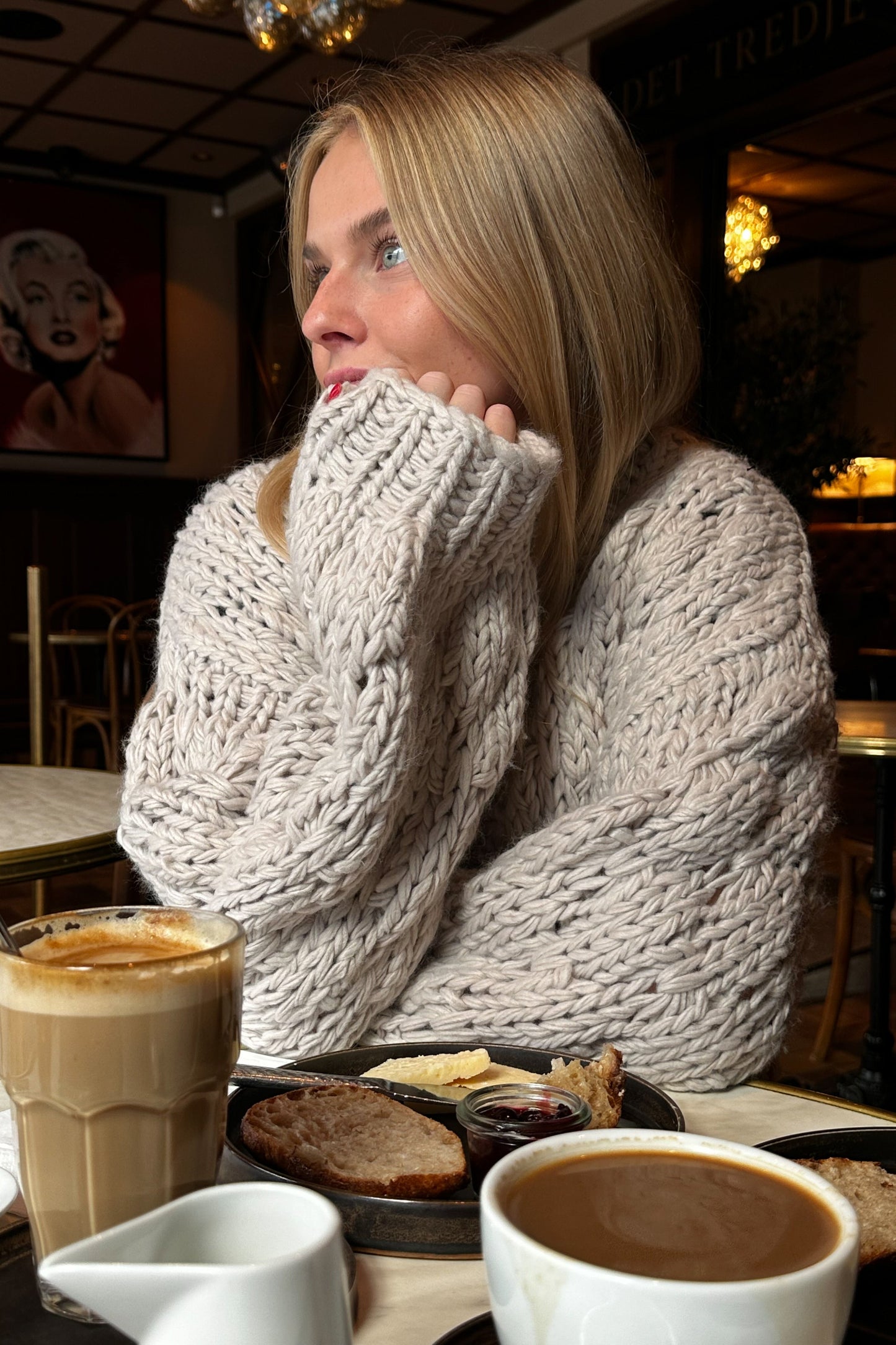 Dagmar Strikket Cardigan – Klassisk Damecardigan i Grå Sand til Efterår & Vinter
